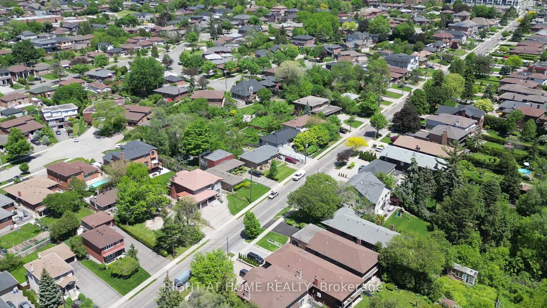 Photo 11 of 362 Maple Leaf Drive, North York, Maple Leaf — HOMEH