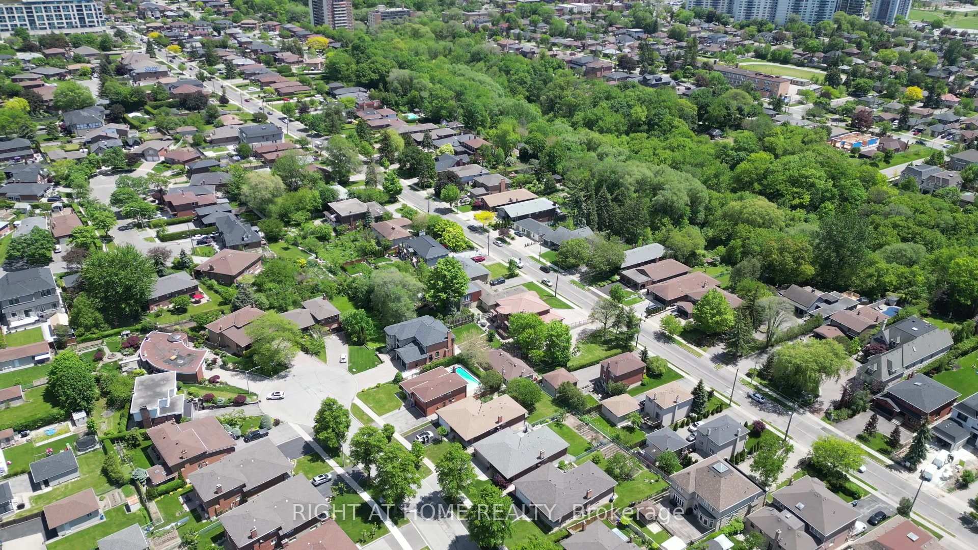 Photo 14 of 362 Maple Leaf Drive, North York, Maple Leaf — HOMEH