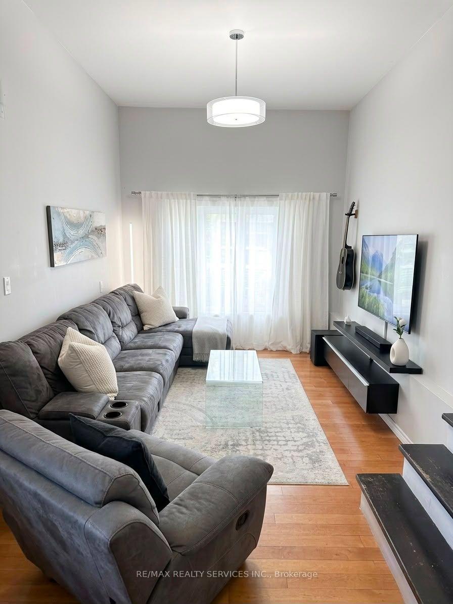 Photo 7 of 34 Watson Crescent, Brampton, Brampton East — HOMEH