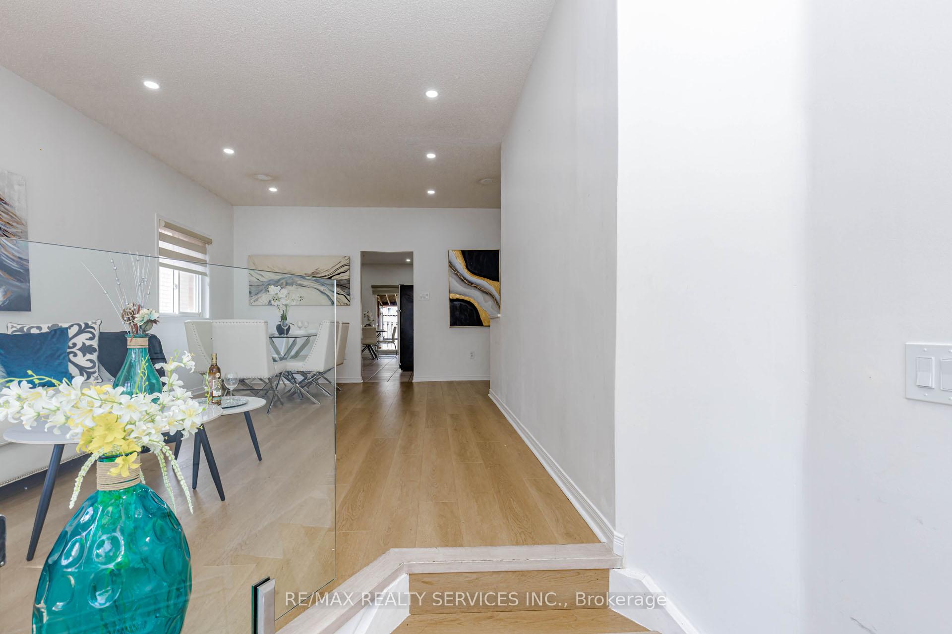 Photo 5 of 3 Orchid Drive, Brampton, Northwest Sandalwood Parkway — HOMEH