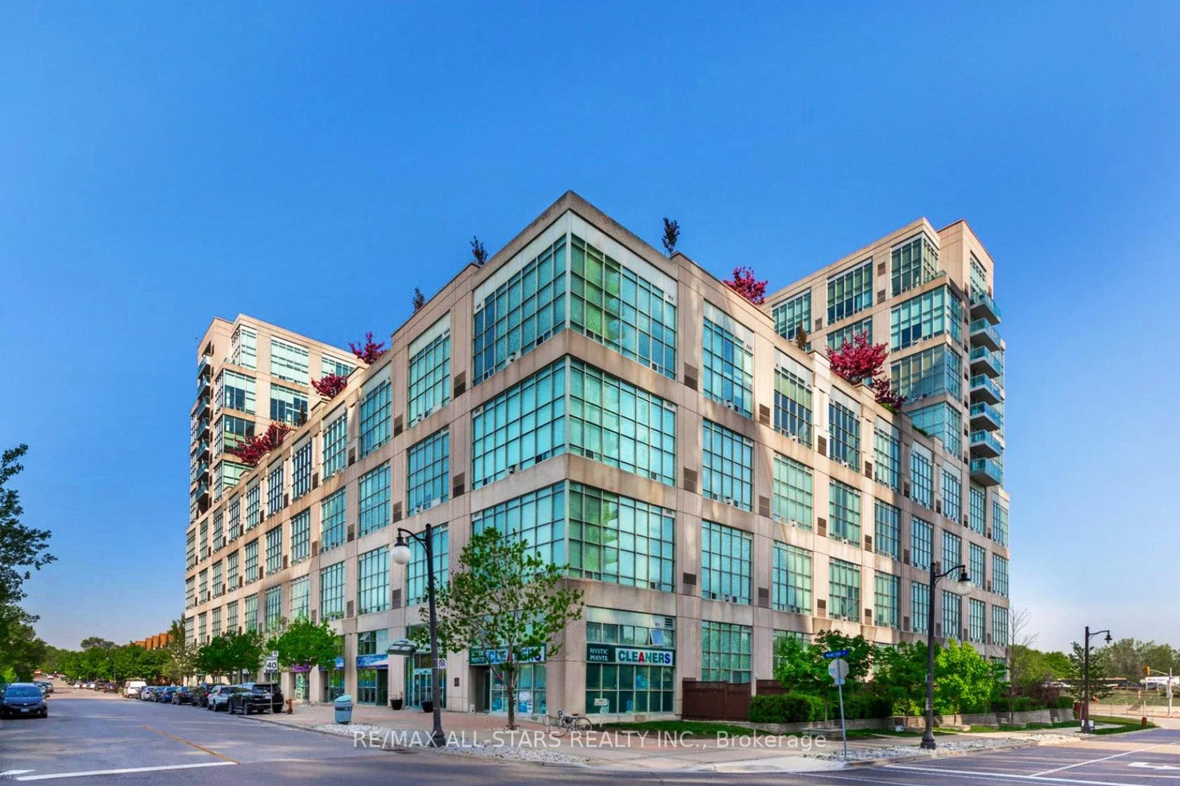 Front of Unit 621, 250 Manitoba Street