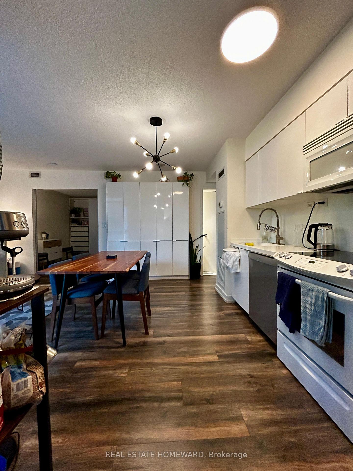 Photo 4 of Unit 331, 15 Iceboat Terrace, Toronto, Waterfront Communities — HOMEH