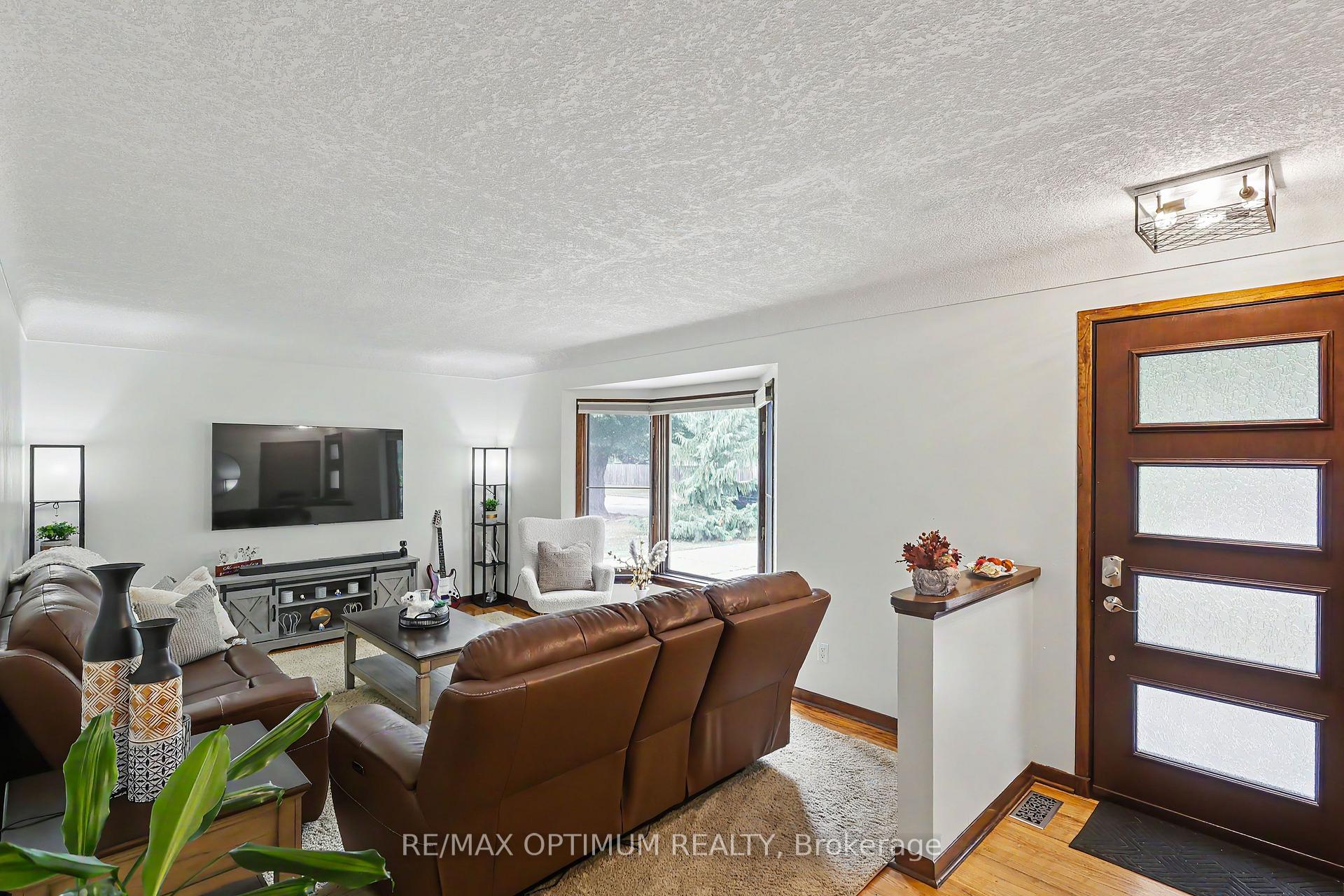 Photo 5 of 25 Buckingham Road, Sarnia — HOMEH