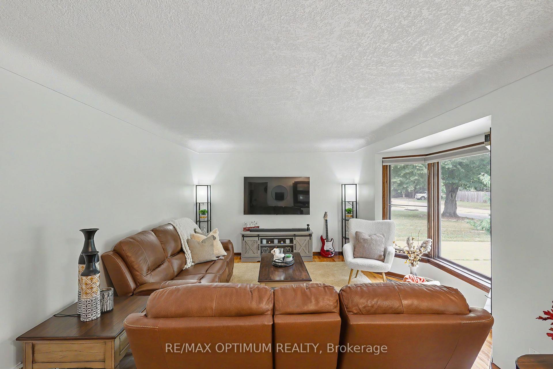 Photo 6 of 25 Buckingham Road, Sarnia — HOMEH