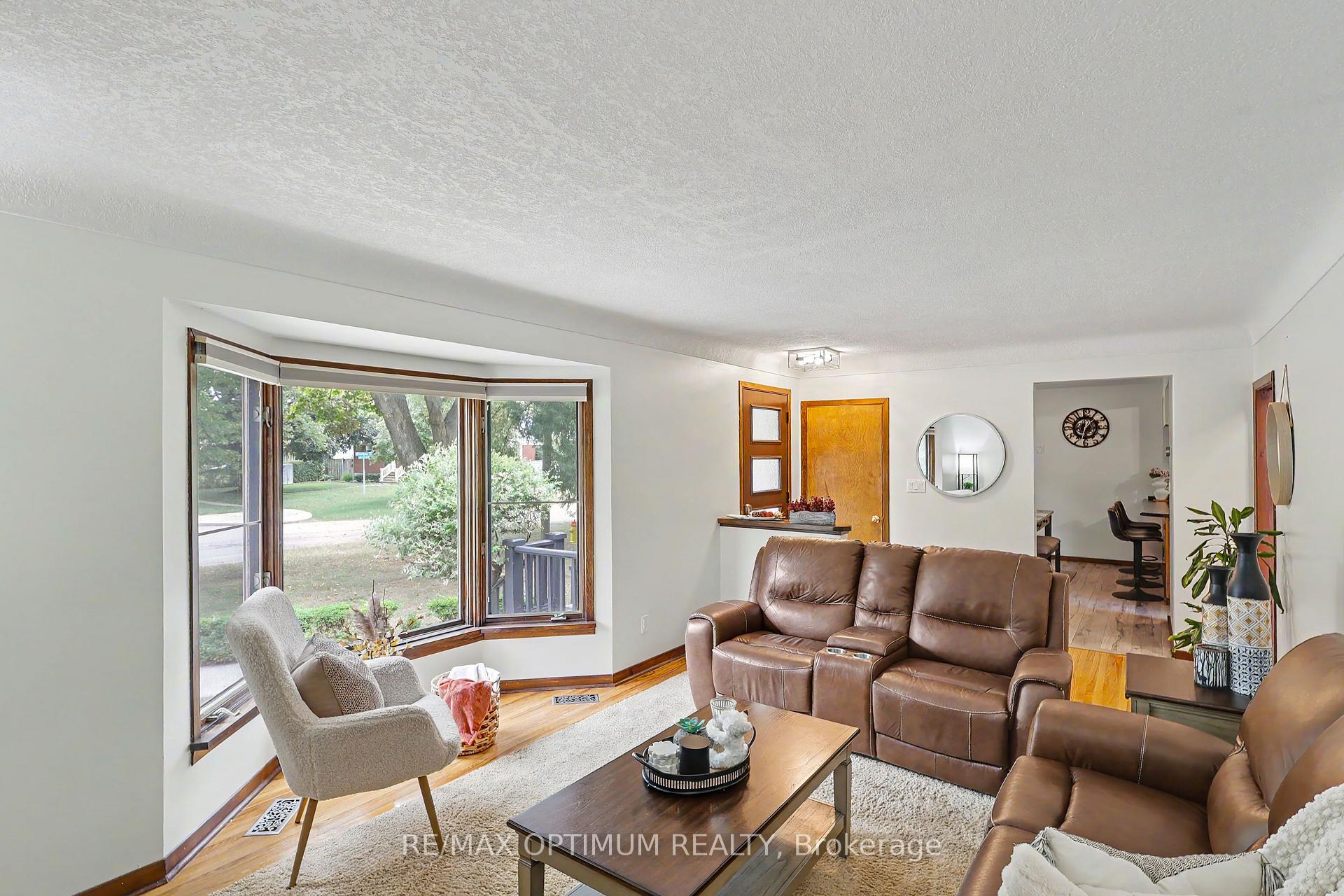 Photo 7 of 25 Buckingham Road, Sarnia — HOMEH