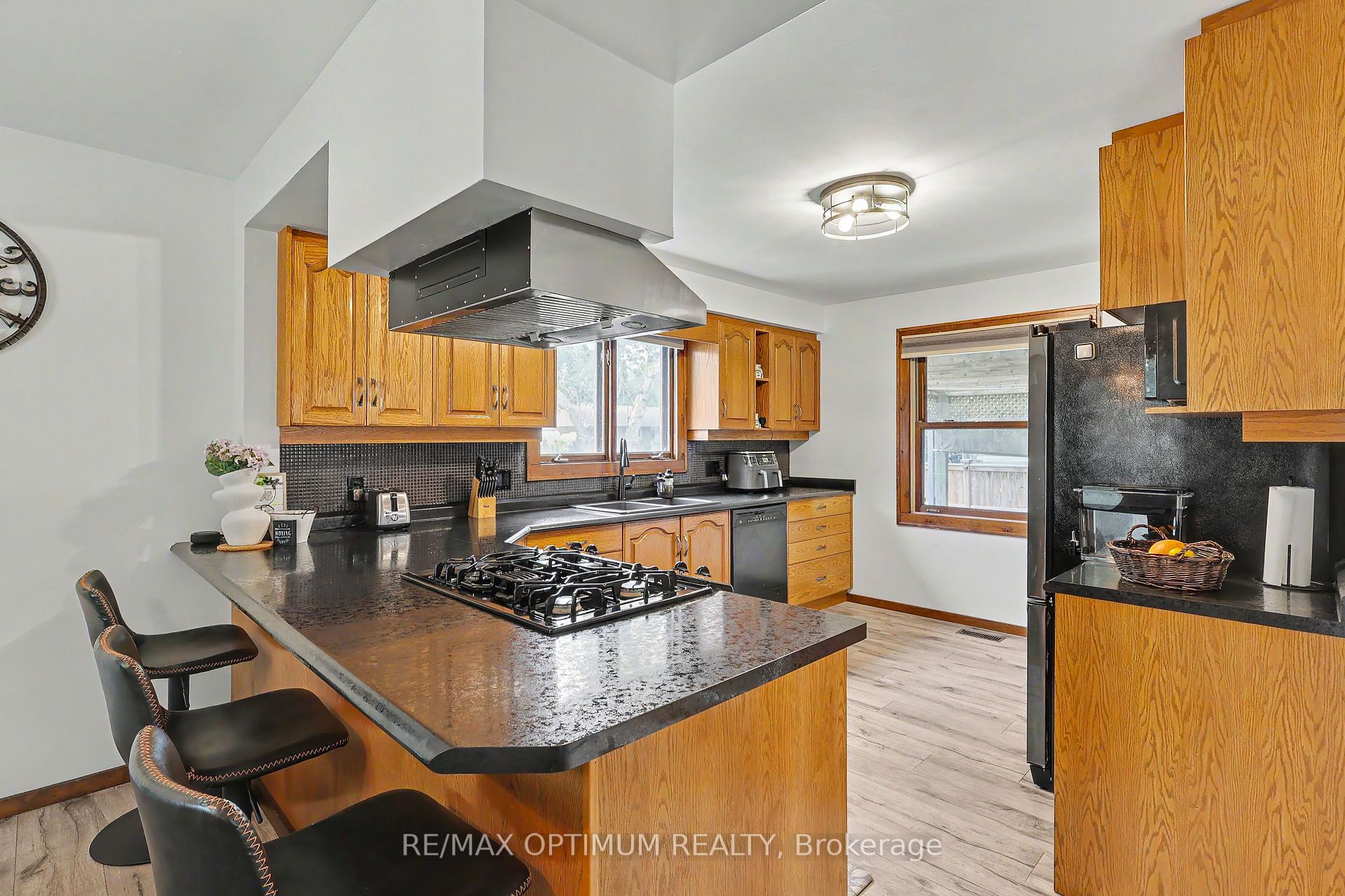 Photo 11 of 25 Buckingham Road, Sarnia — HOMEH