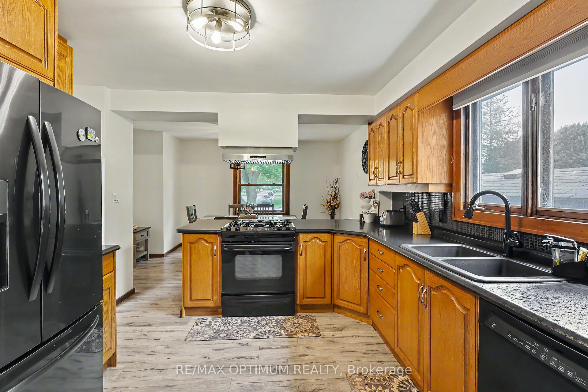 Photo 12 of 25 Buckingham Road, Sarnia — HOMEH