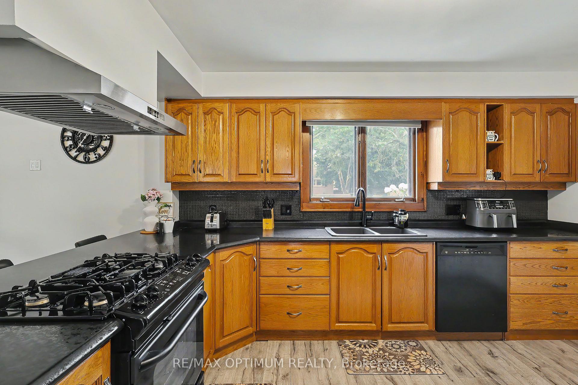 Photo 13 of 25 Buckingham Road, Sarnia — HOMEH