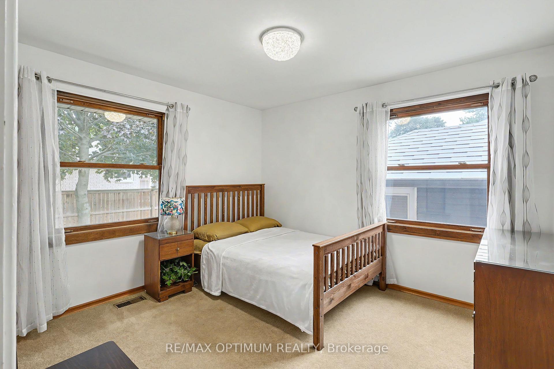 Photo 16 of 25 Buckingham Road, Sarnia — HOMEH