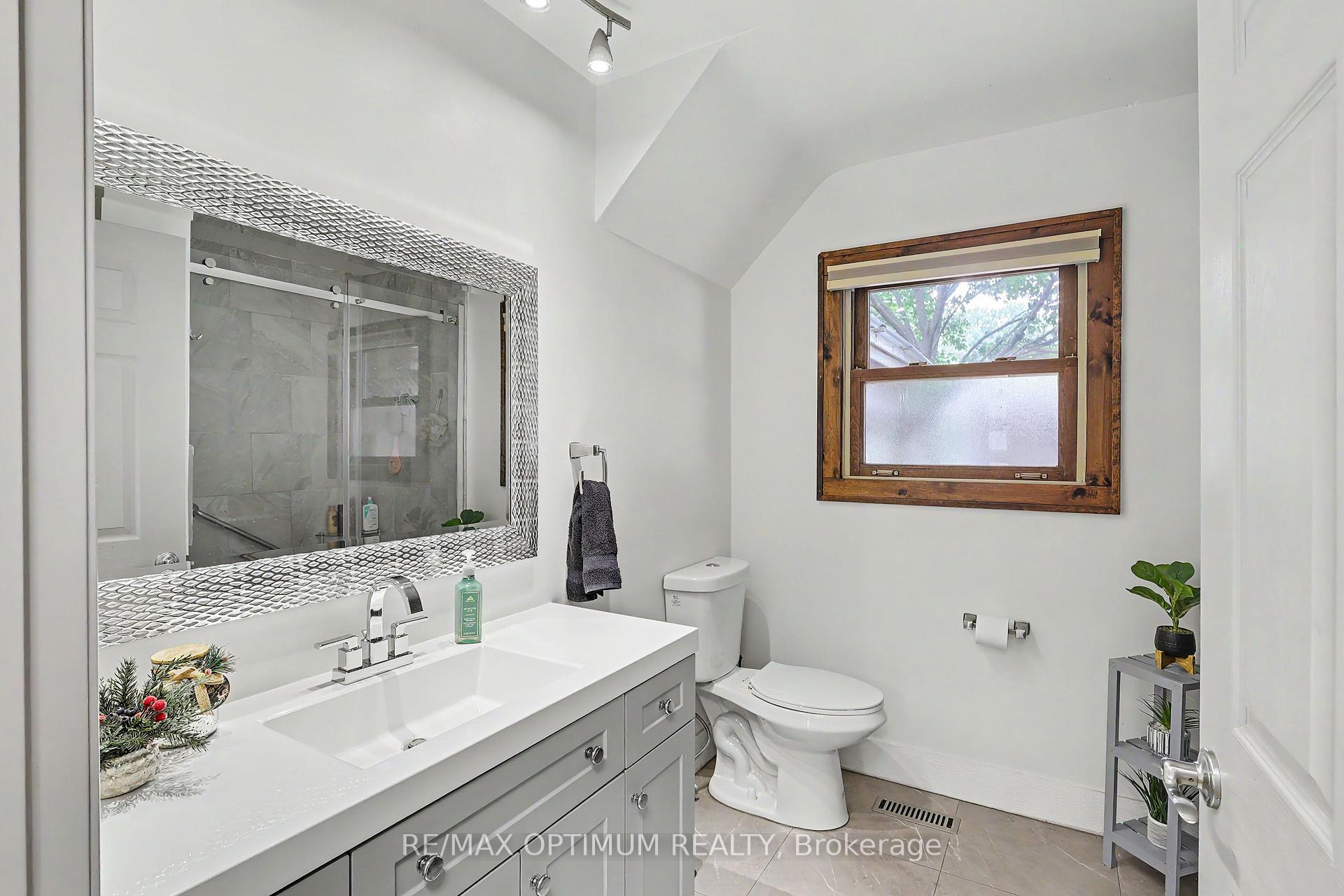 Photo 17 of 25 Buckingham Road, Sarnia — HOMEH