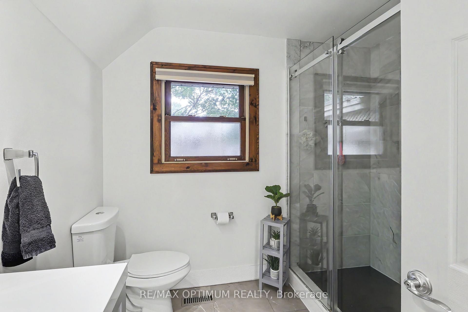 Photo 18 of 25 Buckingham Road, Sarnia — HOMEH