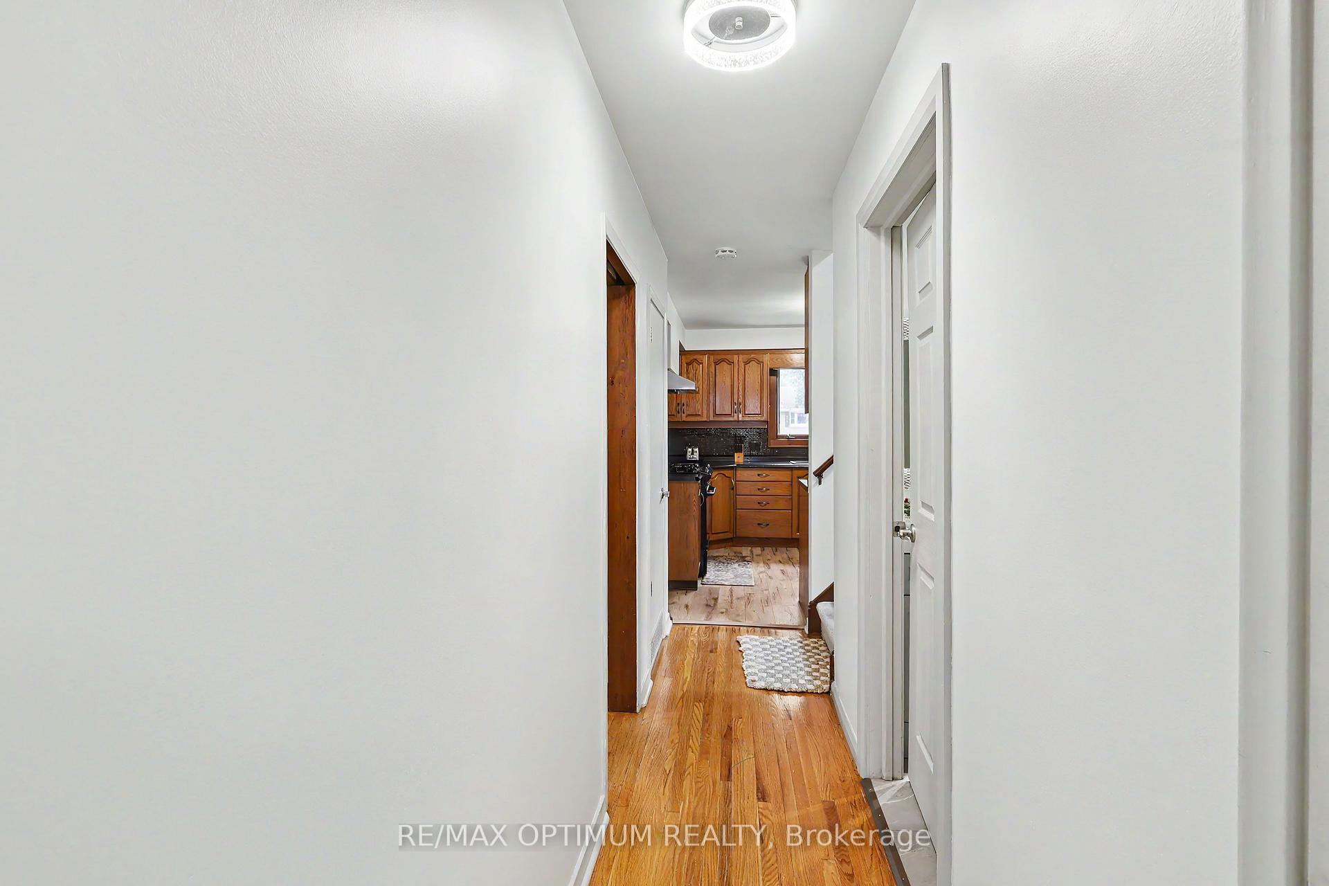 Photo 19 of 25 Buckingham Road, Sarnia — HOMEH