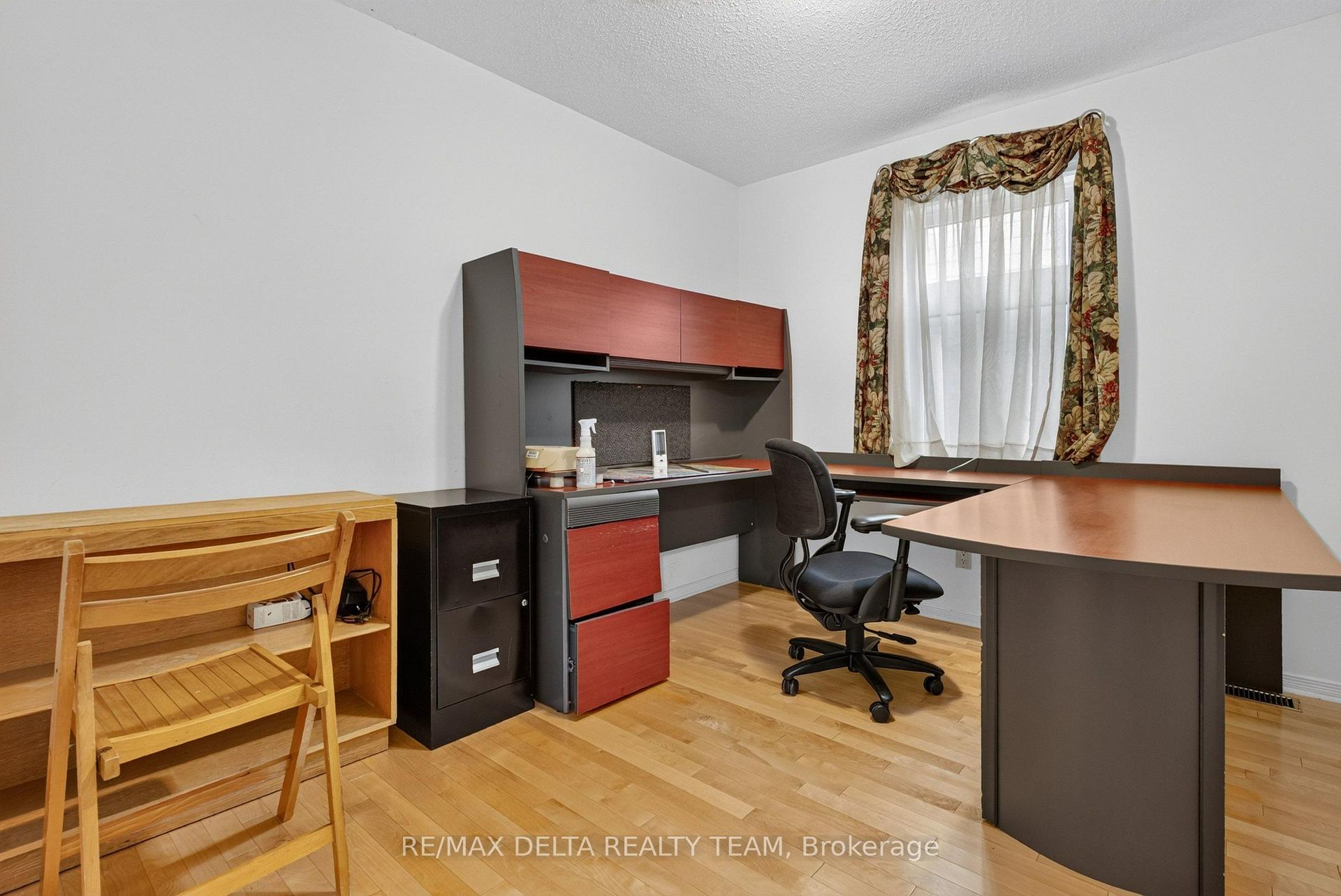 Photo 5 of 13 Sherk Crescent, Ottawa, Kanata - Kanata Lakes/Heritage Hills — HOMEH