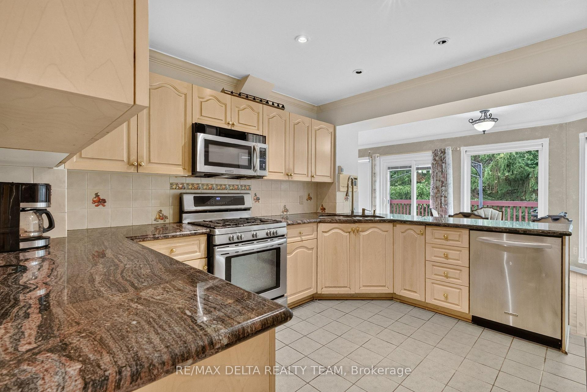 Photo 9 of 13 Sherk Crescent, Ottawa, Kanata - Kanata Lakes/Heritage Hills — HOMEH