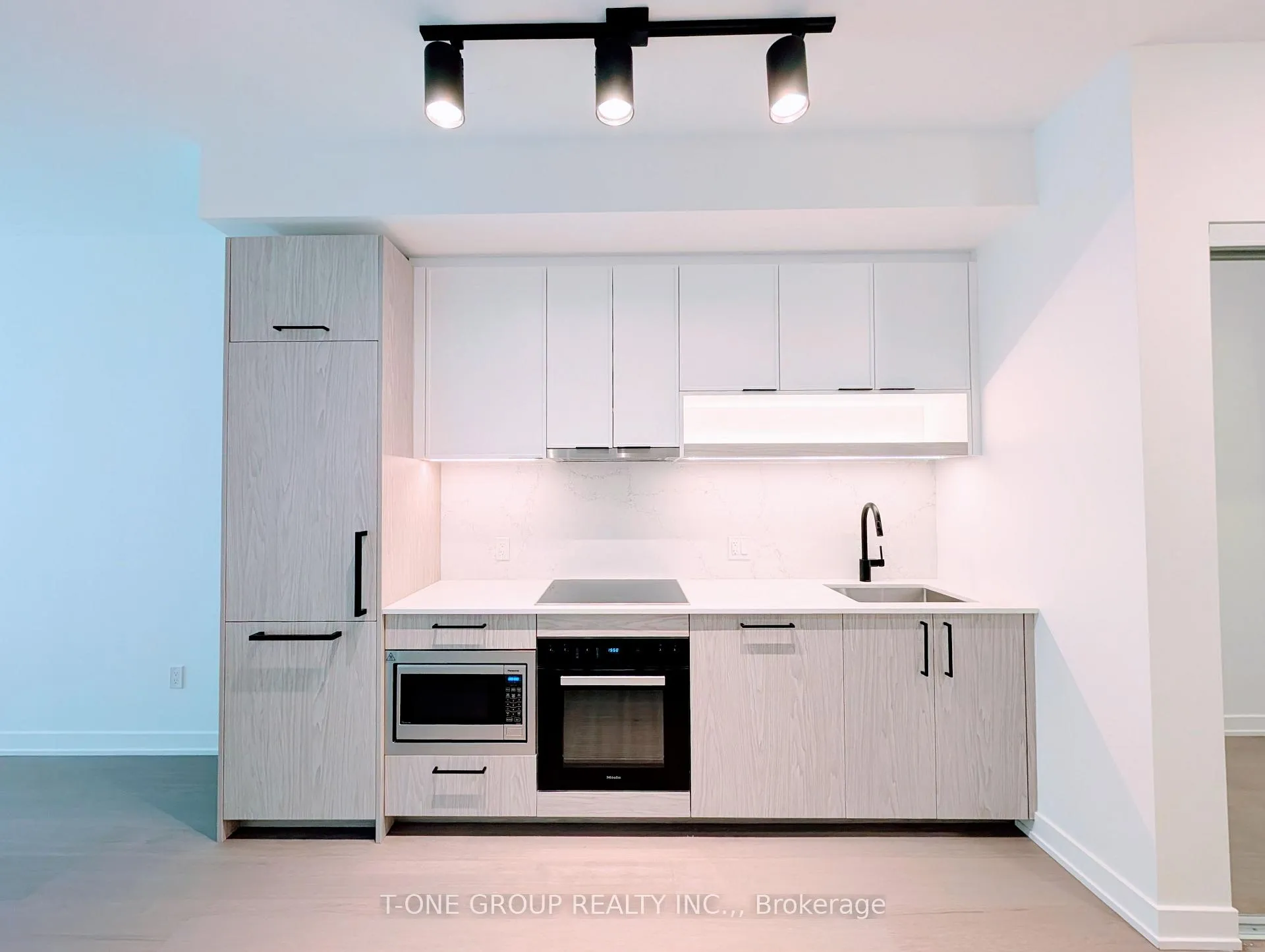 Photo 3 of Unit 739, 63 Montclair Avenue, Toronto, Mount Pleasant West — HOMEH