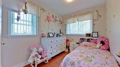 Photo 11 of 369 Paliser Crescent S, Richmond Hill, Harding — HOMEH