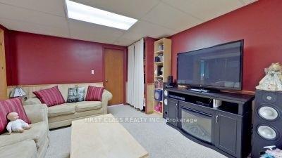 Photo 15 of 369 Paliser Crescent S, Richmond Hill, Harding — HOMEH
