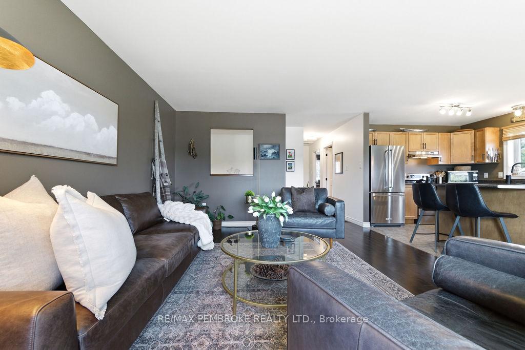Photo 7 of 35 Winfield Street, Petawawa, Petawawa — HOMEH