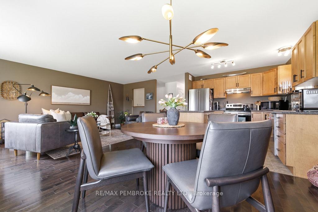 Photo 10 of 35 Winfield Street, Petawawa, Petawawa — HOMEH
