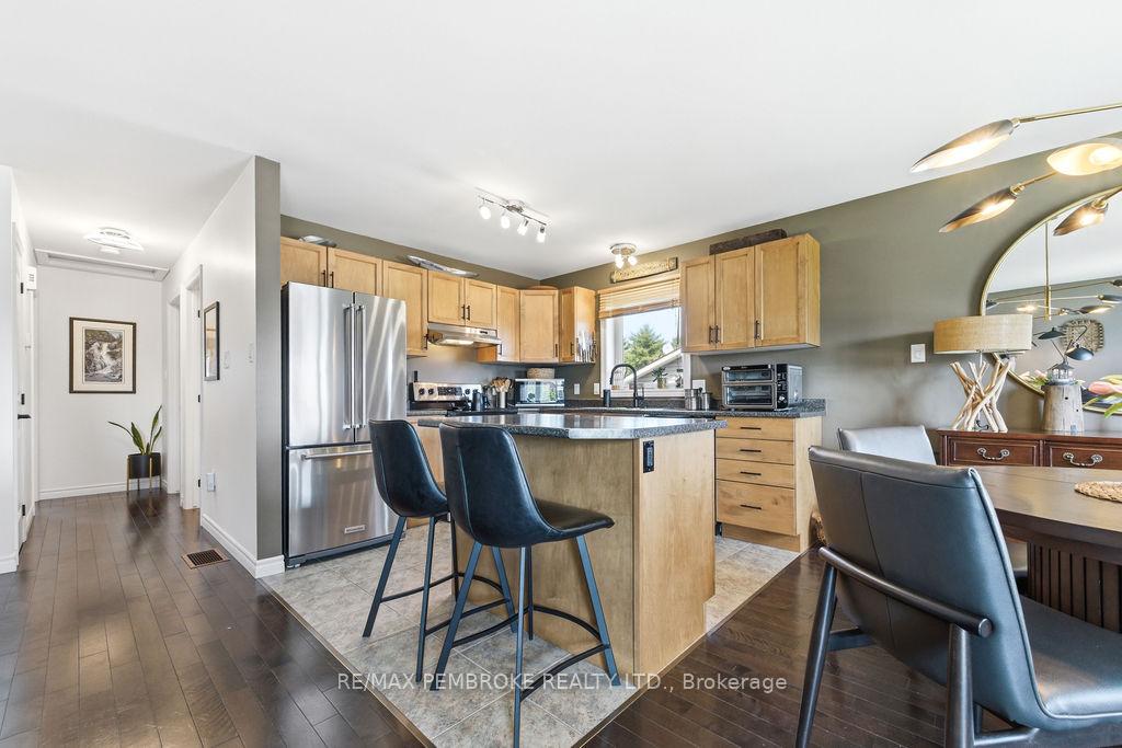 Photo 12 of 35 Winfield Street, Petawawa, Petawawa — HOMEH