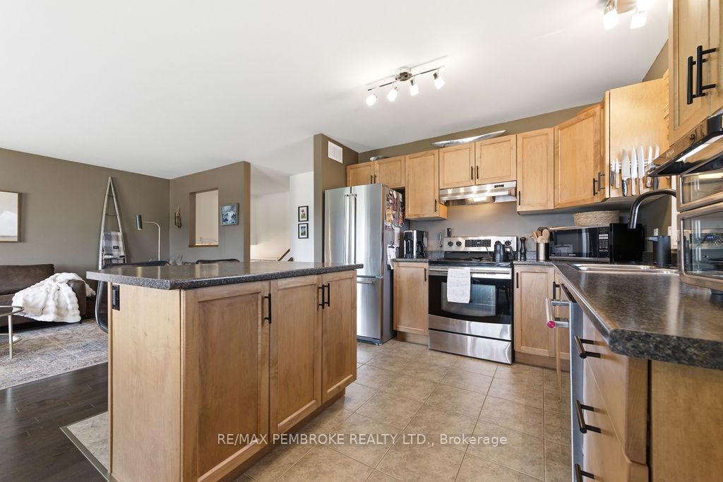 Photo 13 of 35 Winfield Street, Petawawa, Petawawa — HOMEH