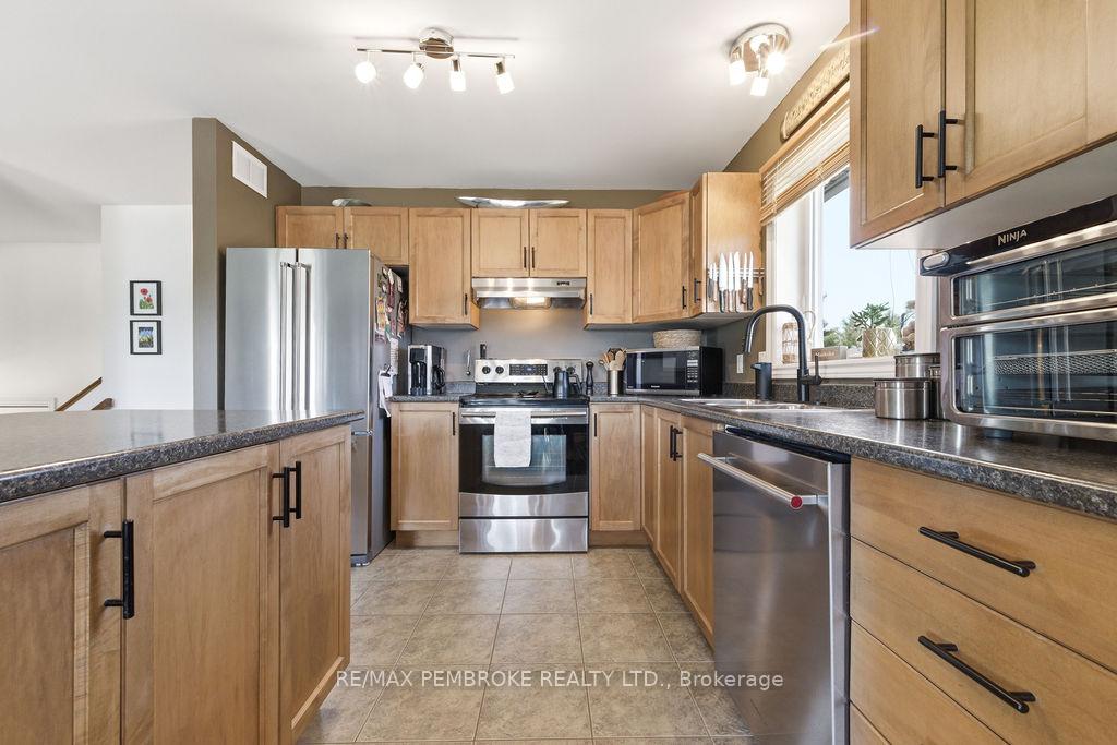 Photo 14 of 35 Winfield Street, Petawawa, Petawawa — HOMEH