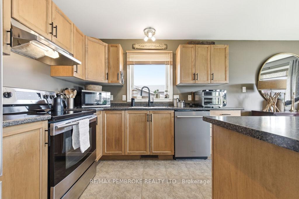 Photo 15 of 35 Winfield Street, Petawawa, Petawawa — HOMEH