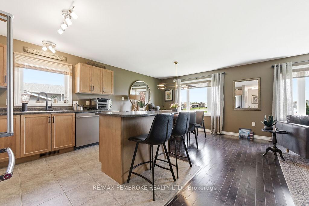Photo 16 of 35 Winfield Street, Petawawa, Petawawa — HOMEH