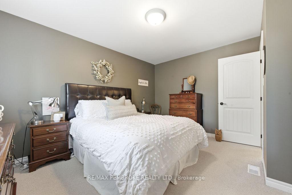 Photo 17 of 35 Winfield Street, Petawawa, Petawawa — HOMEH
