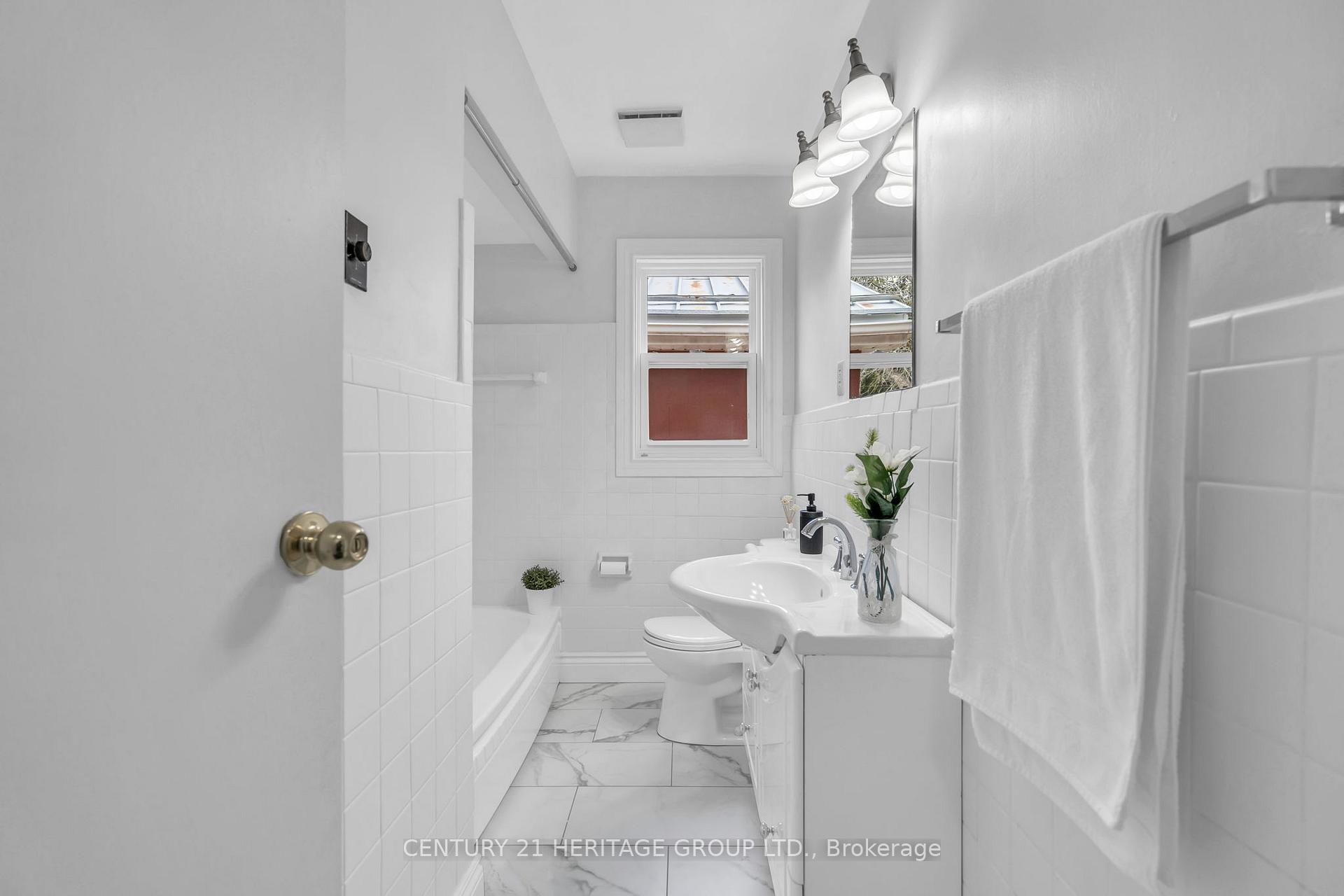 Photo 14 of 53 Wilstead Drive, Newmarket, Central Newmarket — HOMEH