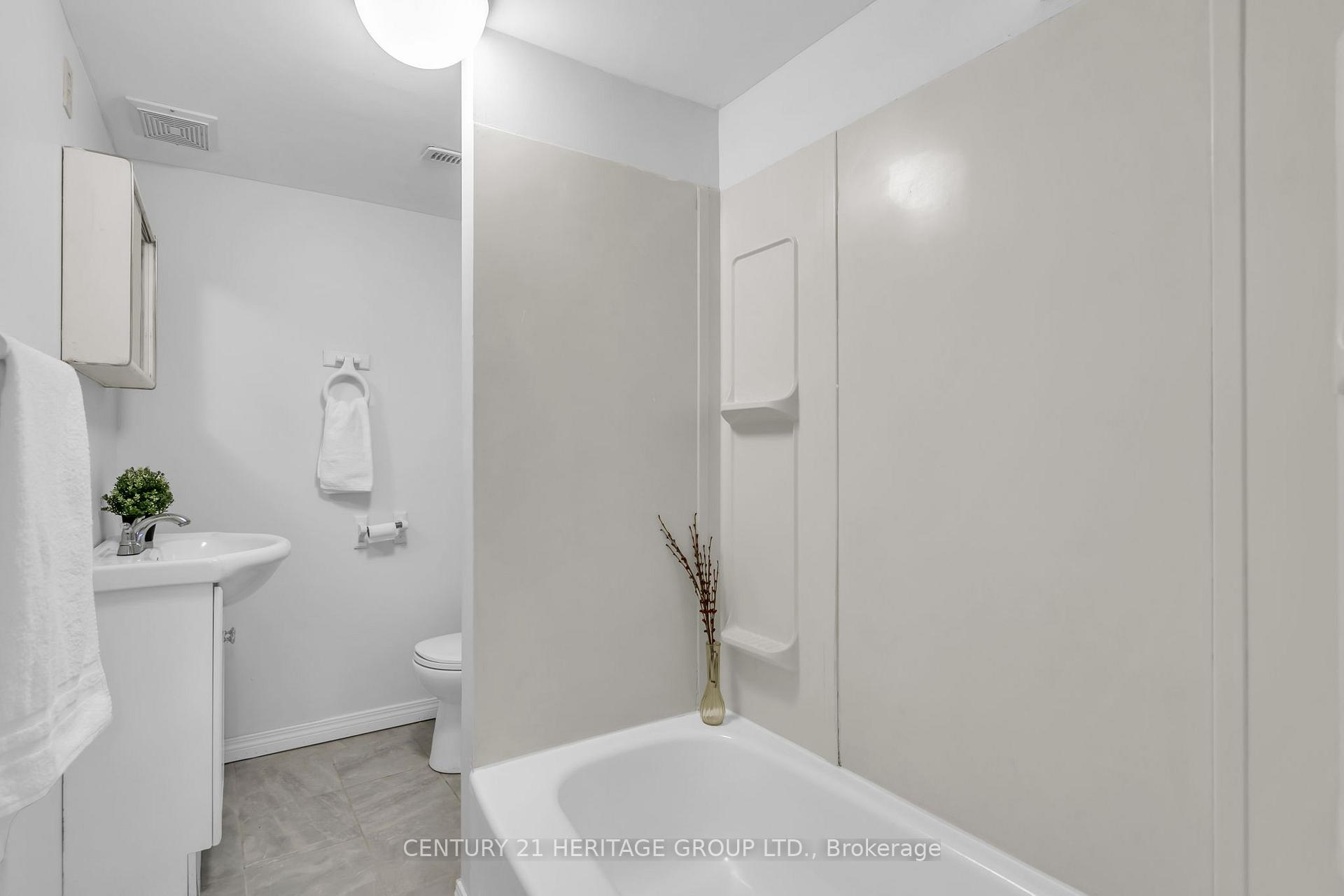 Photo 26 of 53 Wilstead Drive, Newmarket, Central Newmarket — HOMEH