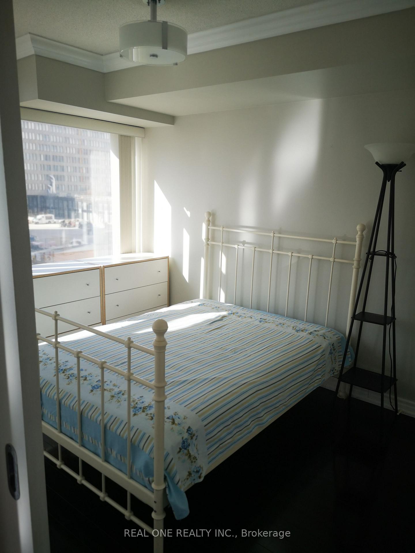 Photo 5 of Unit 402, 37 Grosvenor Street, Toronto, Bay Street Corridor — HOMEH