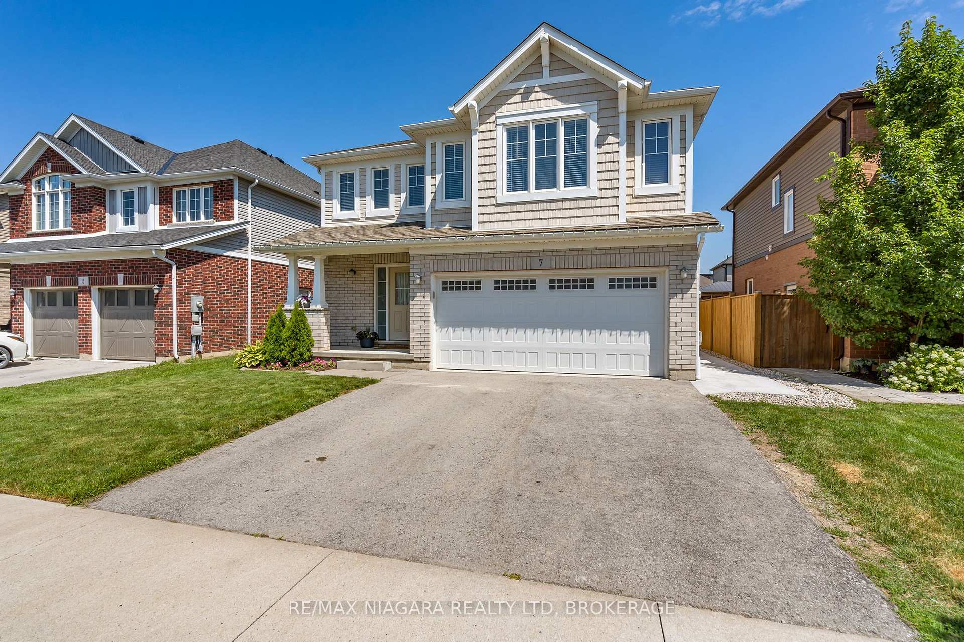 Photo 2 of 7 Riley Avenue, Pelham, Fonthill — HOMEH