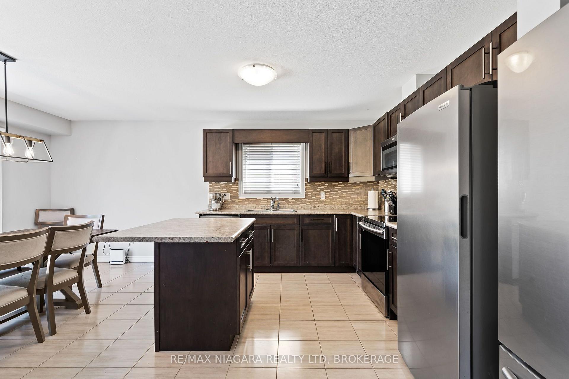 Photo 10 of 7 Riley Avenue, Pelham, Fonthill — HOMEH