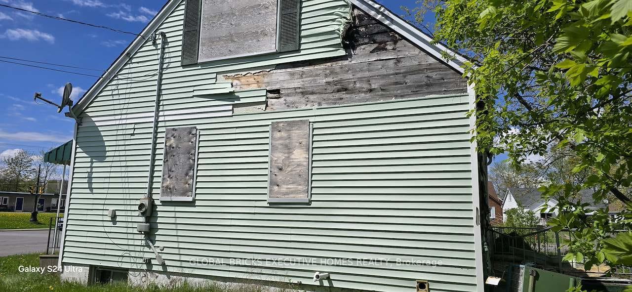 Photo 3 of 5168 Stanley Avenue, Niagara Falls, Cherrywood — HOMEH