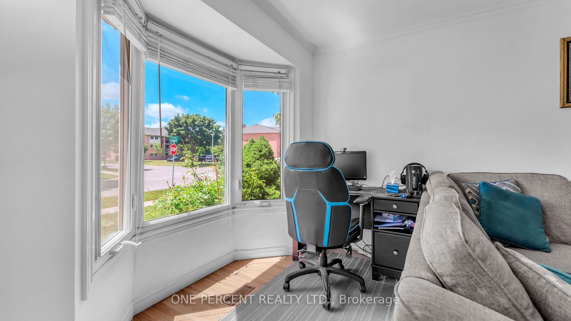 Photo 6 of 1 Cheswick Circle, London, South X — HOMEH