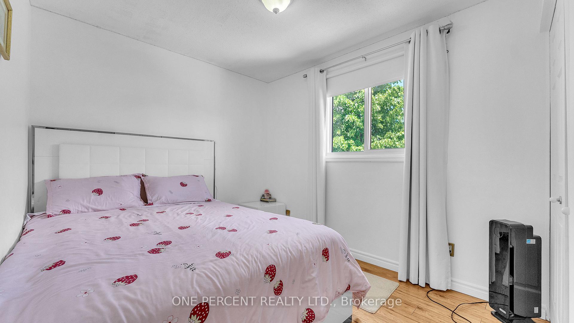 Photo 17 of 1 Cheswick Circle, London, South X — HOMEH