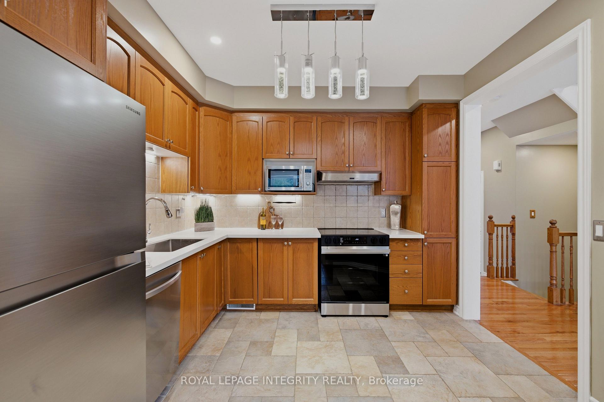 Photo 8 of 102 Windance Crescent, Ottawa, Kanata - Morgan's Grant/South March — HOMEH