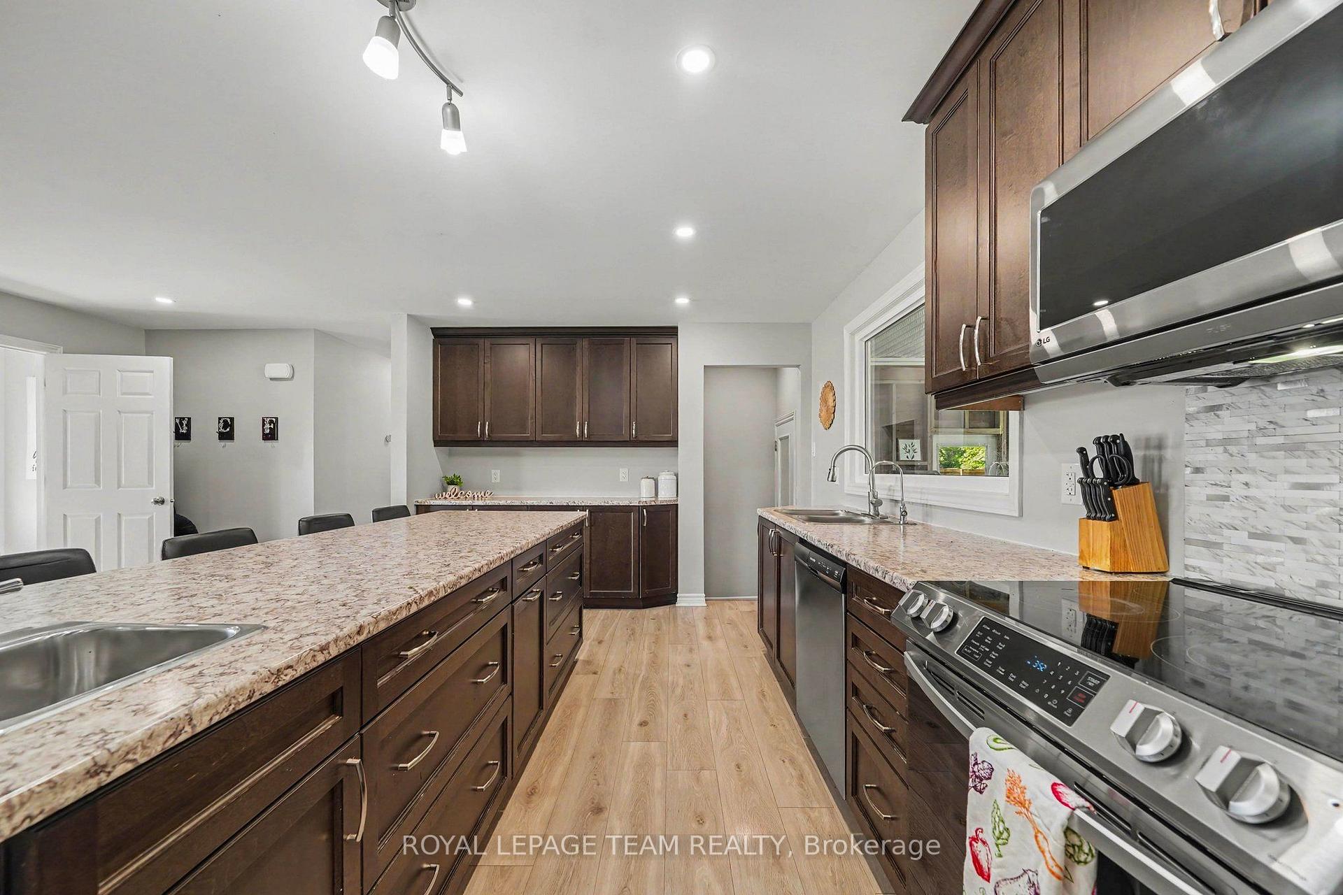Photo 10 of 2477 Merivale Road, Ottawa, Rideau Heights/Ashdale/Rideau Glen — HOMEH