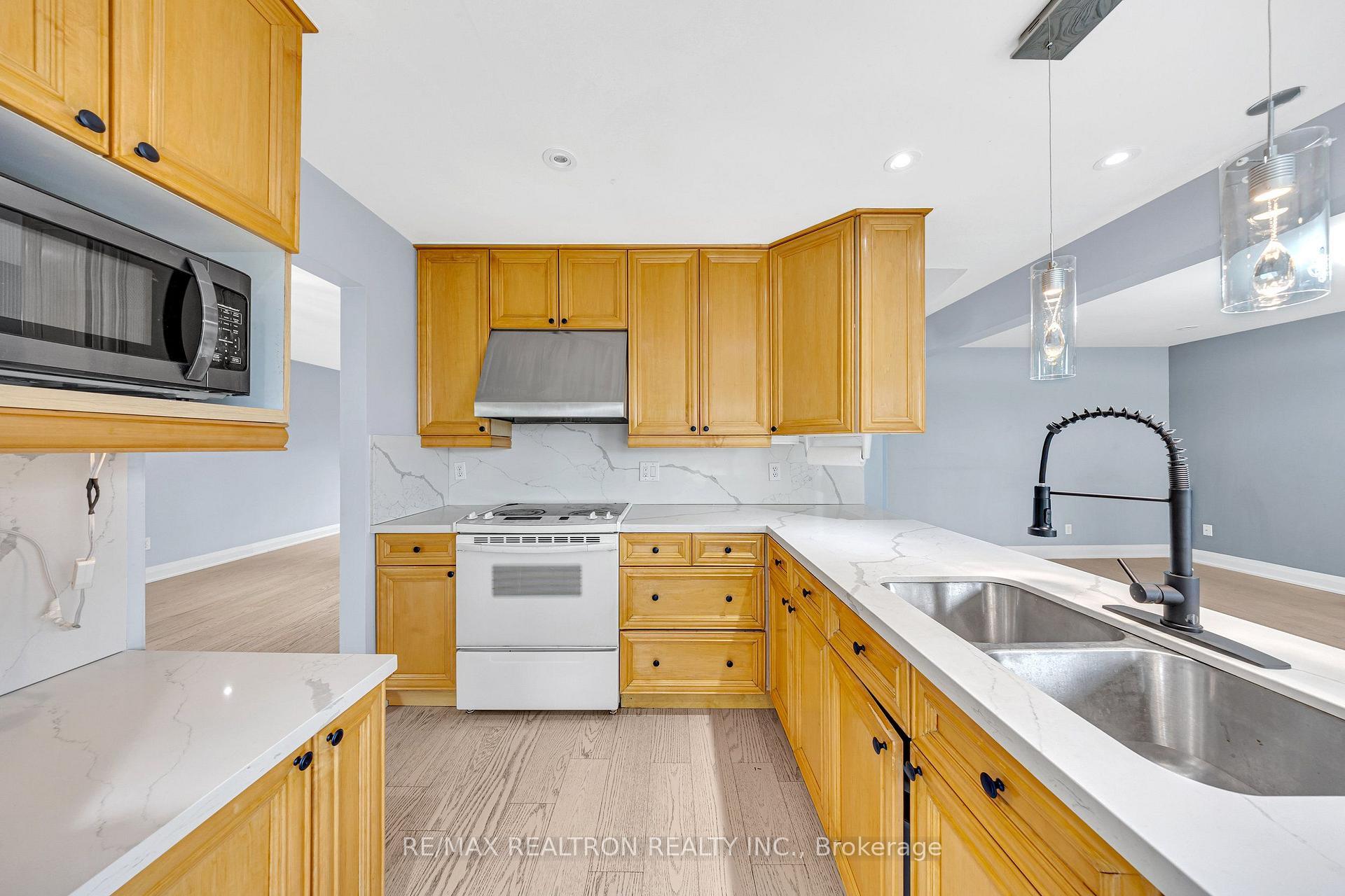 Photo 10 of Unit Upper, 141 Hialeah Crescent, Whitby, Blue Grass Meadows — HOMEH