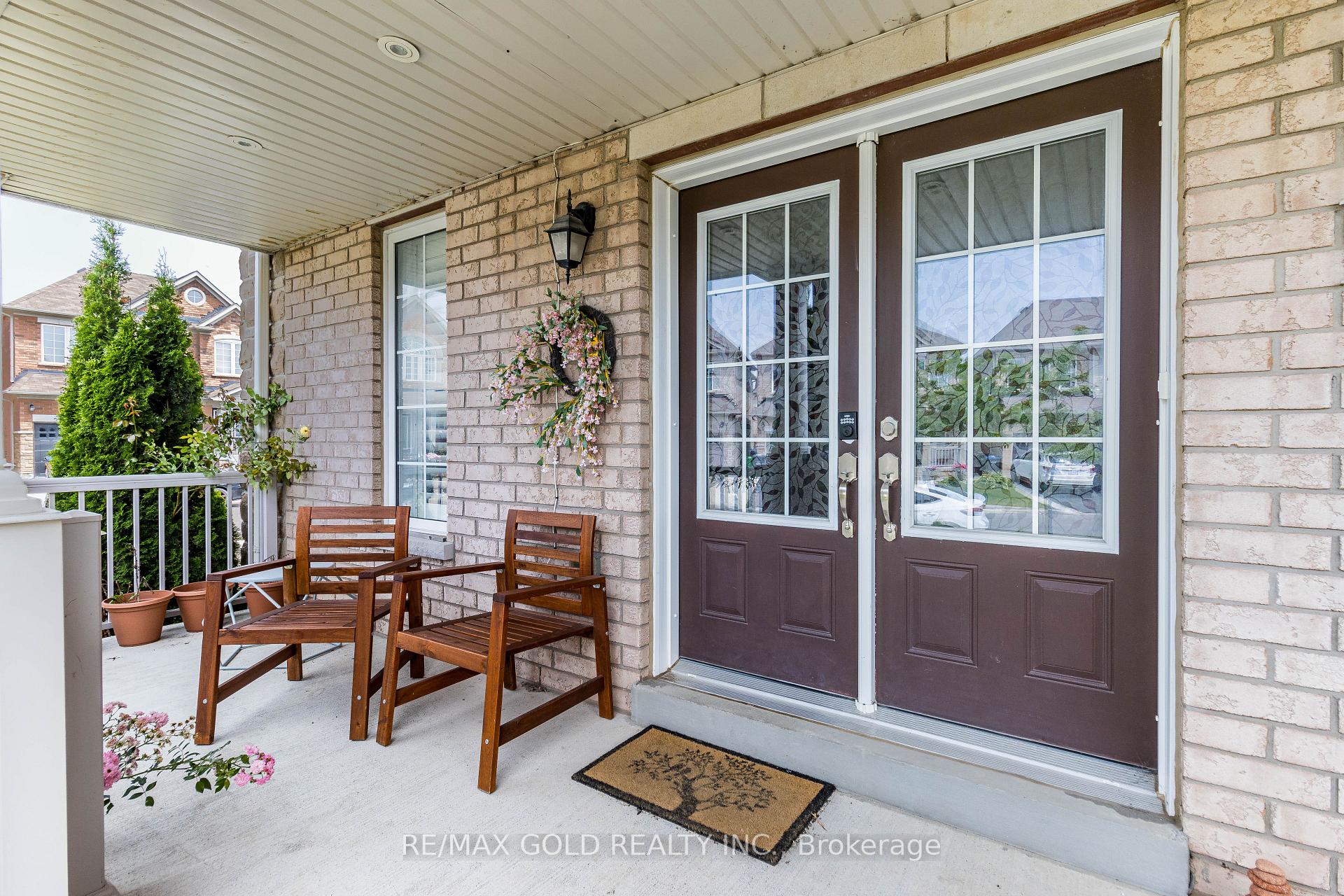 Photo 3 of 110 Banbridge Crescent, Brampton, Credit Valley — HOMEH
