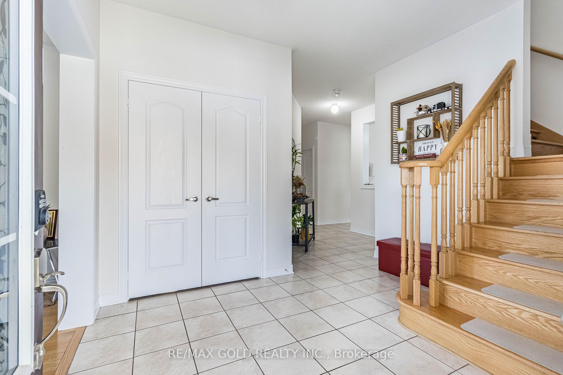Photo 4 of 110 Banbridge Crescent, Brampton, Credit Valley — HOMEH