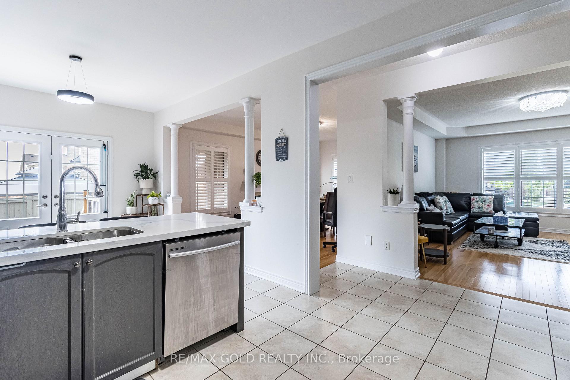 Photo 10 of 110 Banbridge Crescent, Brampton, Credit Valley — HOMEH