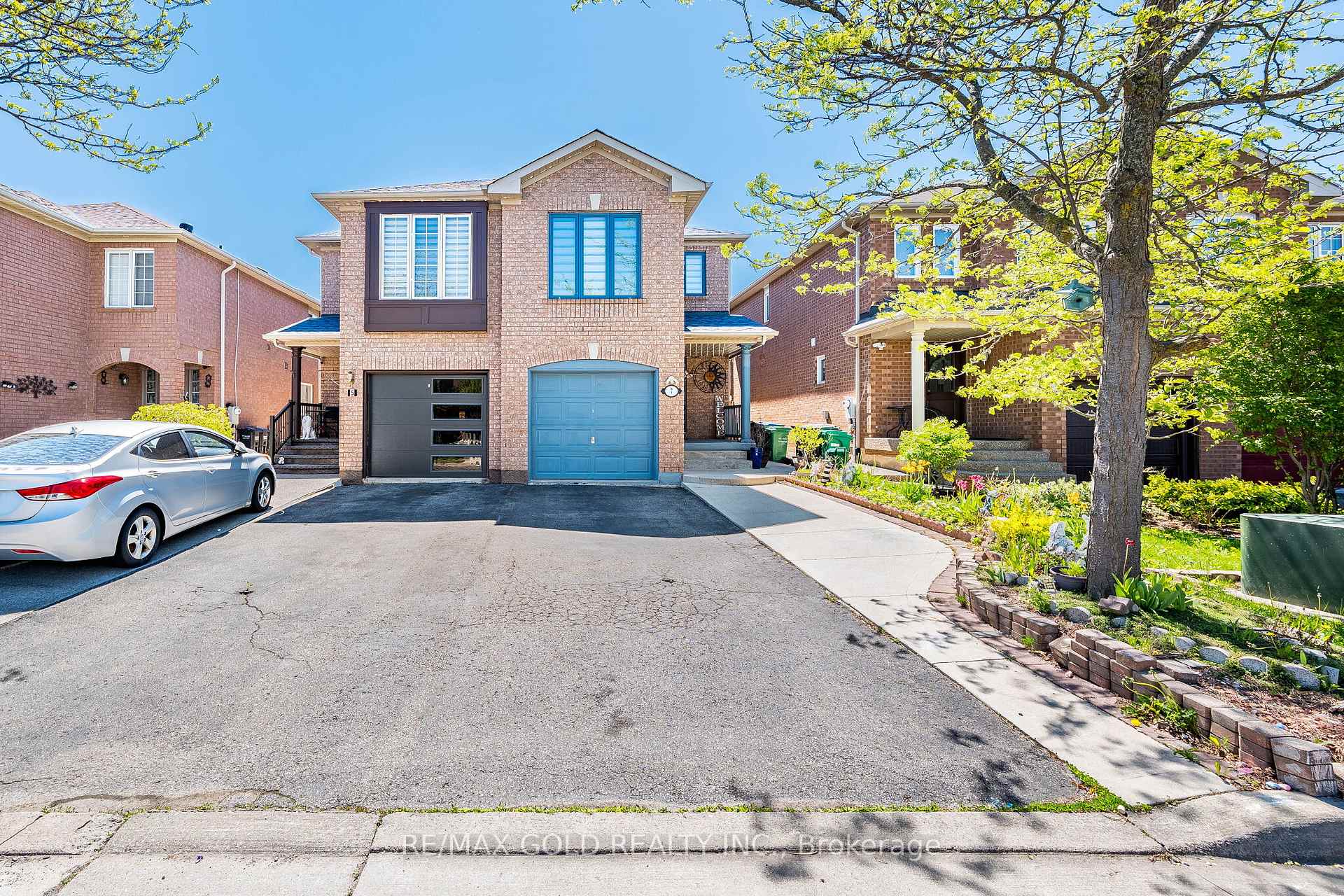 Photo 2 of 7 Roadmaster Lane, Brampton, Fletcher's Meadow — HOMEH