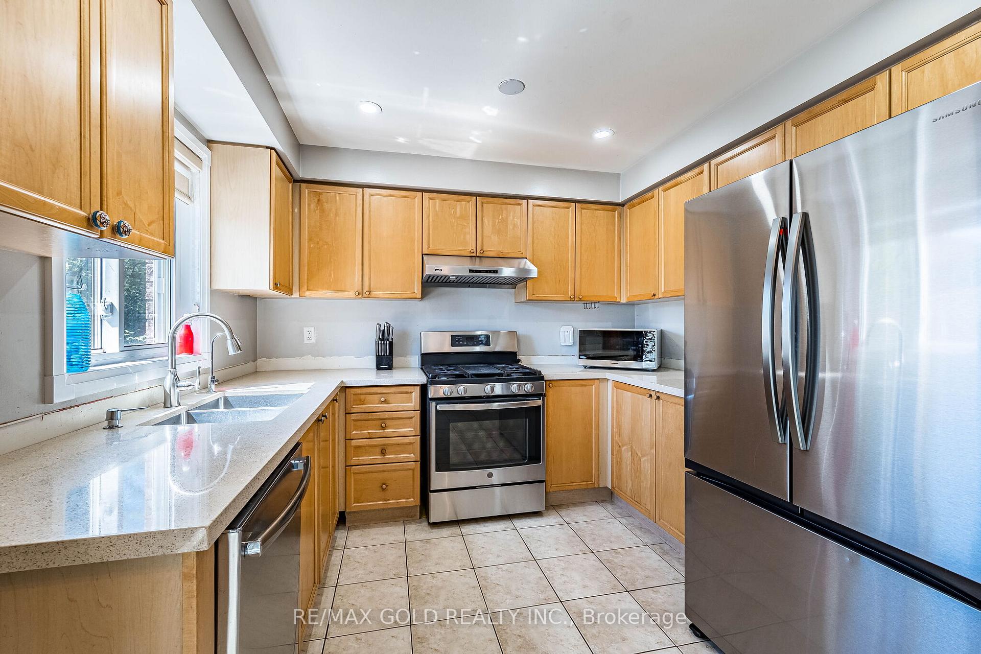 Photo 13 of 7 Roadmaster Lane, Brampton, Fletcher's Meadow — HOMEH