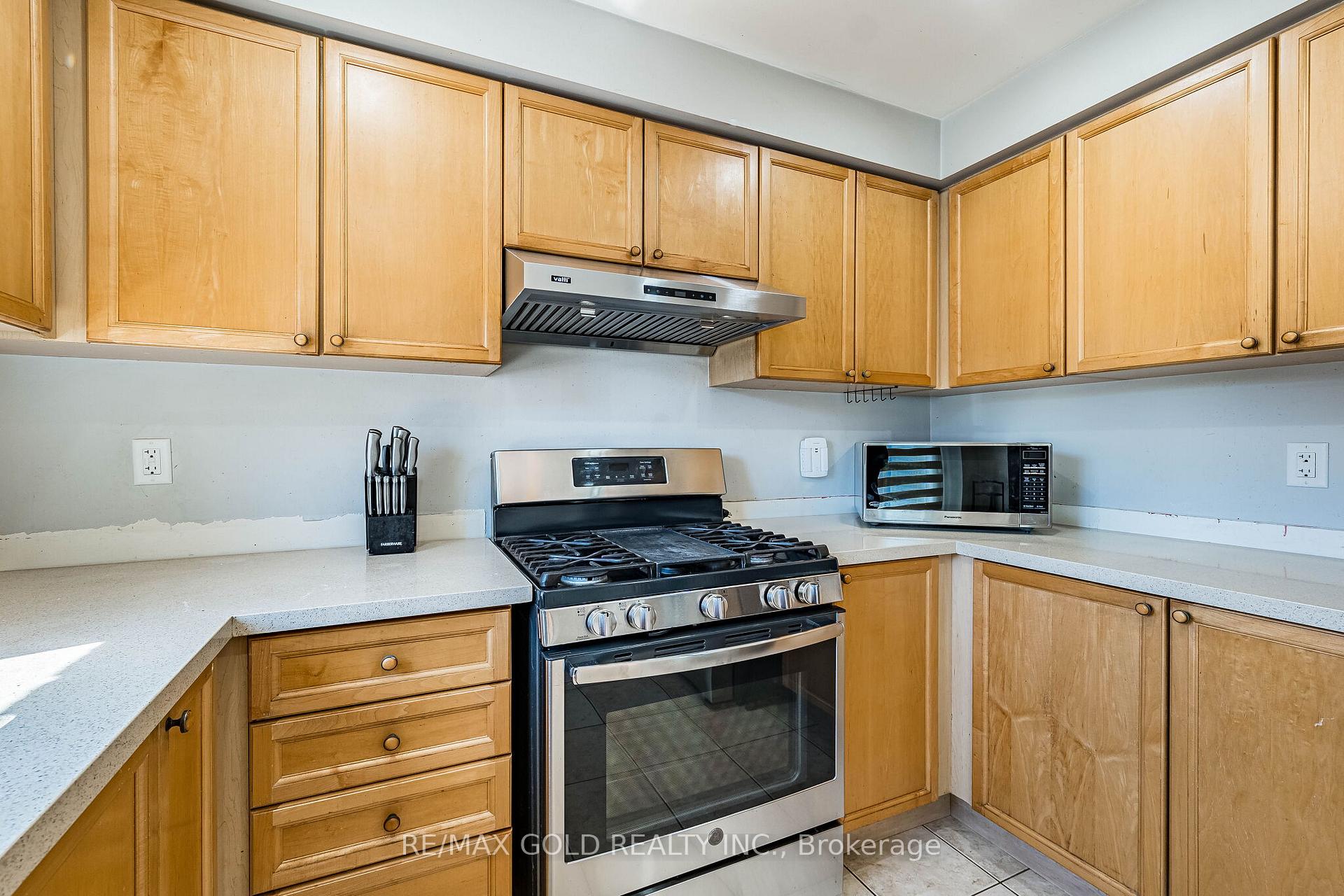 Photo 14 of 7 Roadmaster Lane, Brampton, Fletcher's Meadow — HOMEH