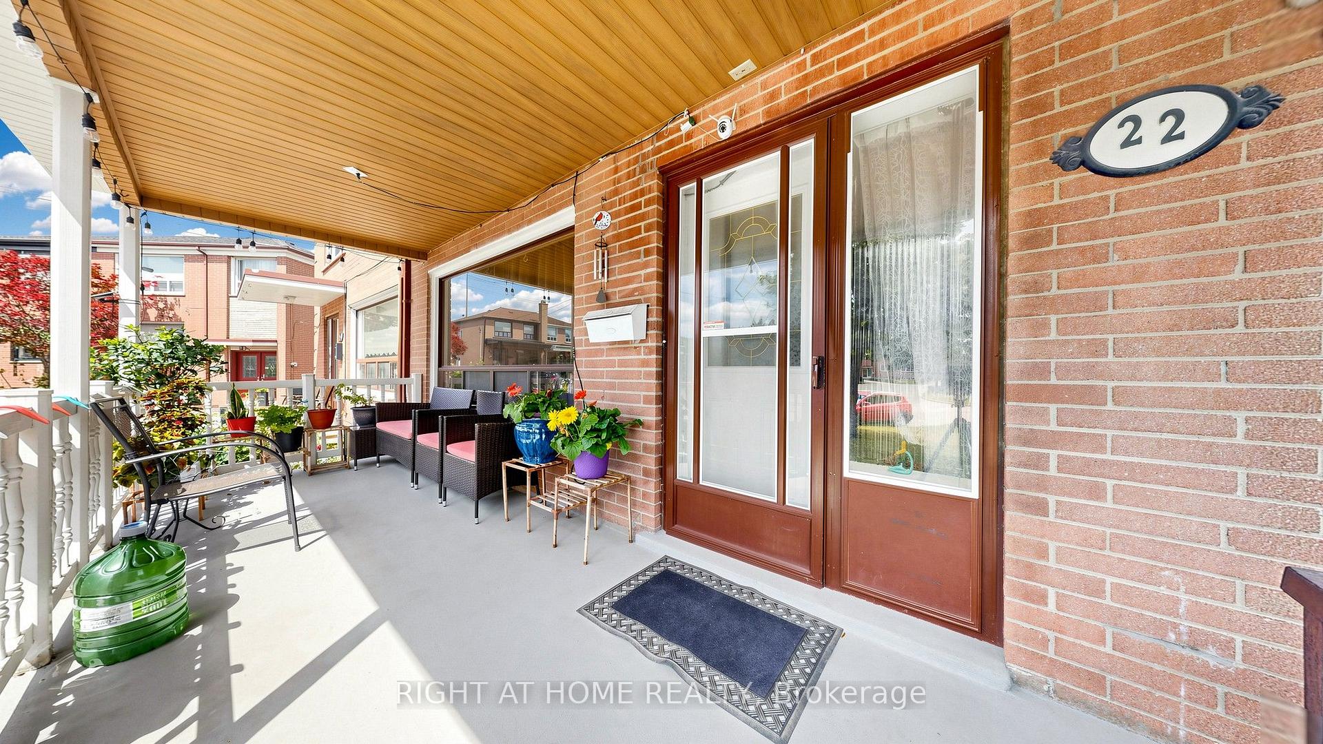 Photo 2 of 22 Brigham Court, Etobicoke, Elms-Old Rexdale — HOMEH