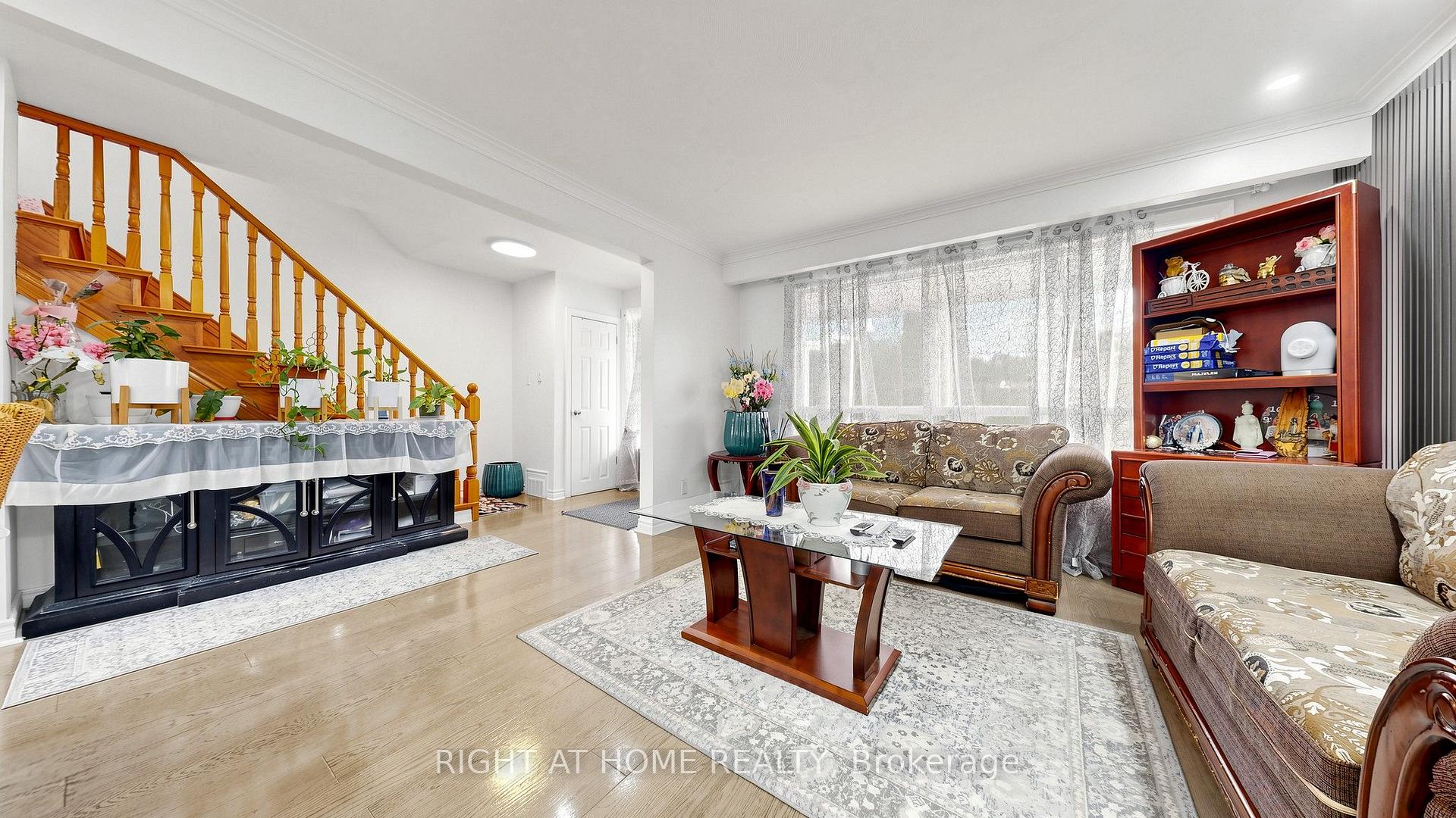 Photo 3 of 22 Brigham Court, Etobicoke, Elms-Old Rexdale — HOMEH