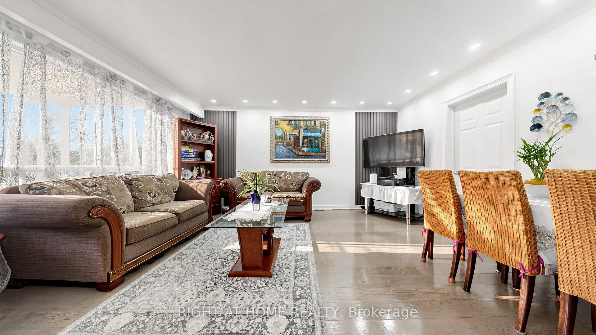 Photo 4 of 22 Brigham Court, Etobicoke, Elms-Old Rexdale — HOMEH