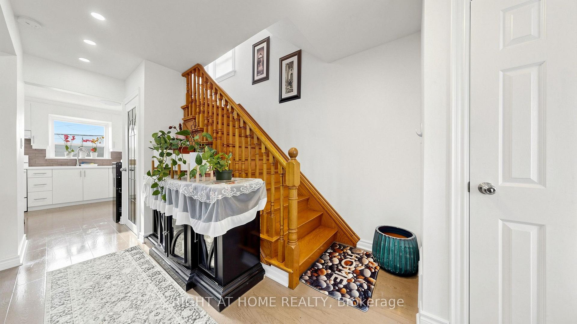 Photo 10 of 22 Brigham Court, Etobicoke, Elms-Old Rexdale — HOMEH